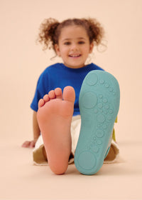 Barnens Rhino-paljasjalkasneakers - Sneaker Knit Happy, grå-grön-gul, vegansk