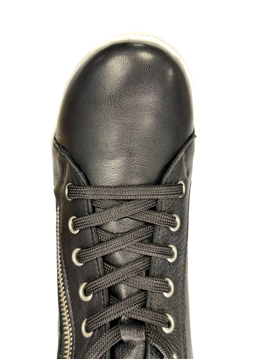 Varrelliset tennarit - musta nahka, vetoketjut molemmilla sivuilla, leveä lesti