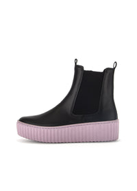 Chelsea ankle boots with a thick sole - black, purple sole