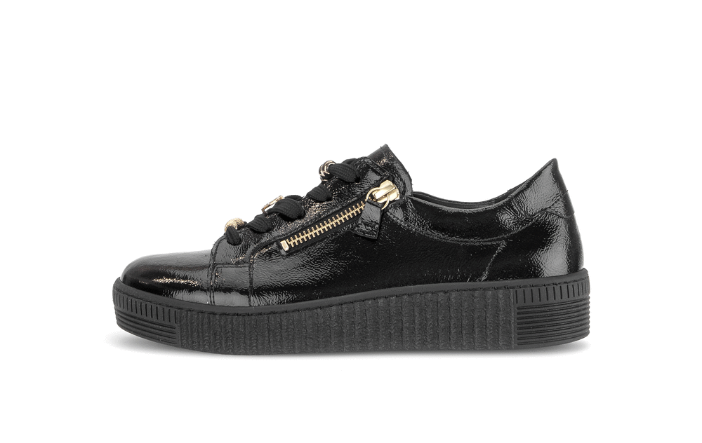 Sneakers med tjock sula – svart lackläder, guldfärgade detaljer