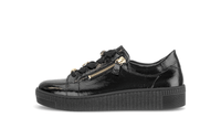Sneakers med tjock sula – svart lackläder, guldfärgade detaljer