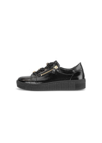 Sneakers med tjock sula – svart lackläder, guldfärgade detaljer