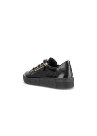 Sneakers med tjock sula – svart lackläder, guldfärgade detaljer