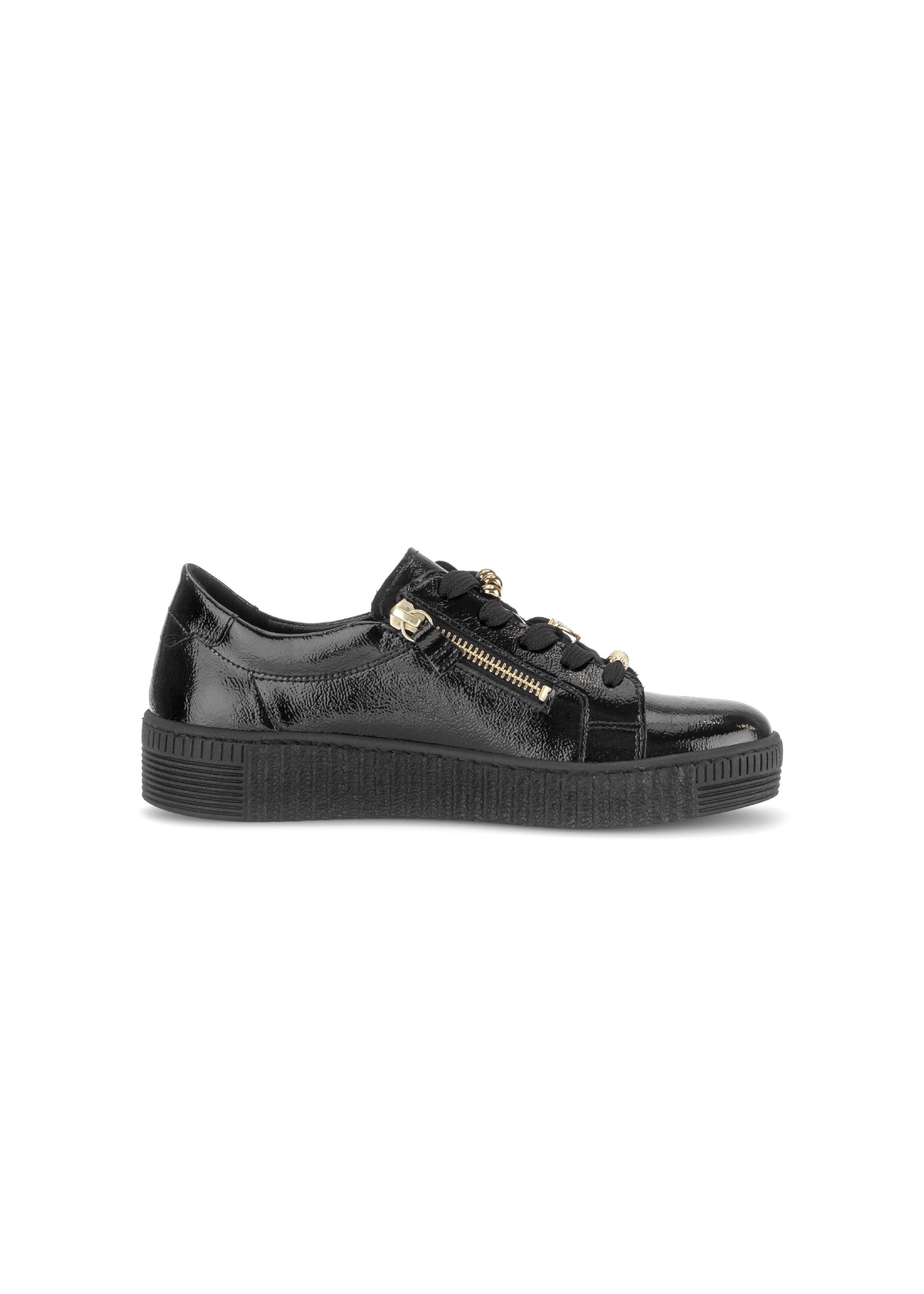 Sneakers med tjock sula – svart lackläder, guldfärgade detaljer