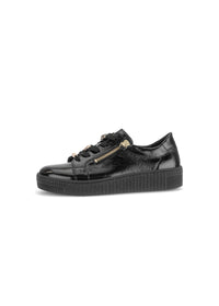 Sneakers med tjock sula – svart lackläder, guldfärgade detaljer