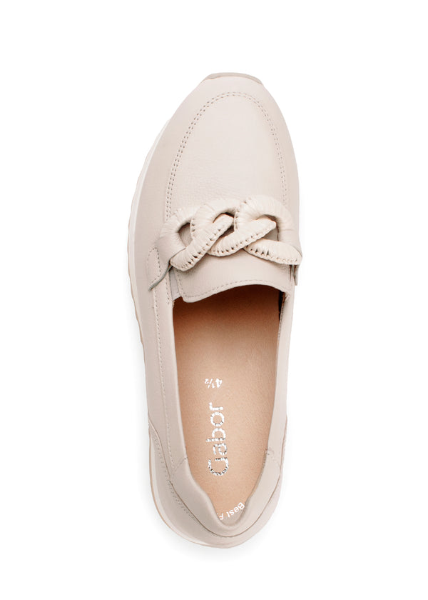 Loafers med kilklack - ljusbeige läder, rosettdekoration