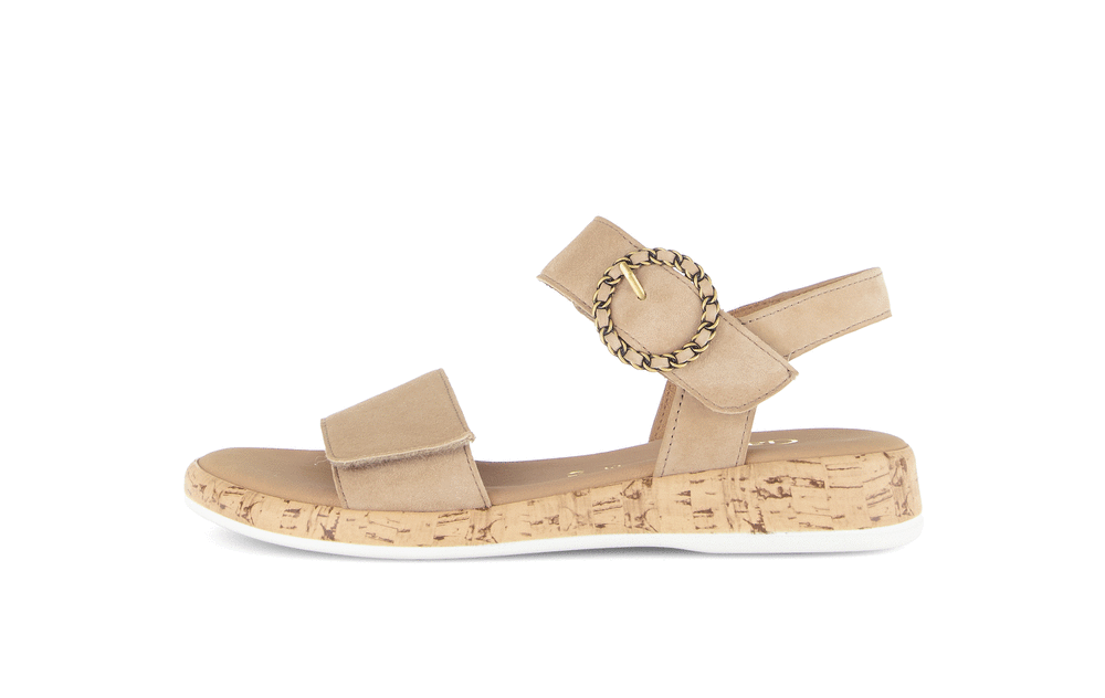 Sandaletter med låg kilklack - beige läder, kardborreband, dekorativ spänne