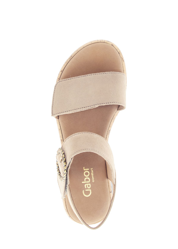 Sandaletter med låg kilklack - beige läder, kardborreband, dekorativ spänne