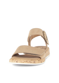 Sandaletter med låg kilklack - beige läder, kardborreband, dekorativ spänne