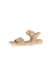 Sandaletter med låg kilklack - beige läder, kardborreband, dekorativ spänne