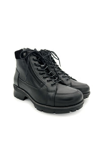 Nilkkurit pitävällä pohjalla - musta nahka, leveä lesti