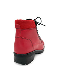 Nilkkurit pitävällä pohjalla - punainen nahka, leveä lesti