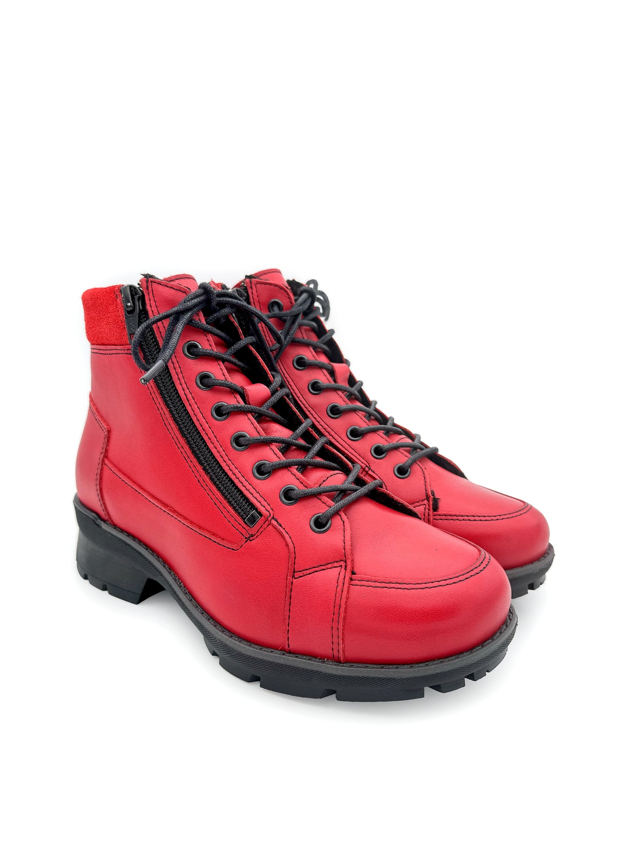 Nilkkurit pitävällä pohjalla - punainen nahka, leveä lesti