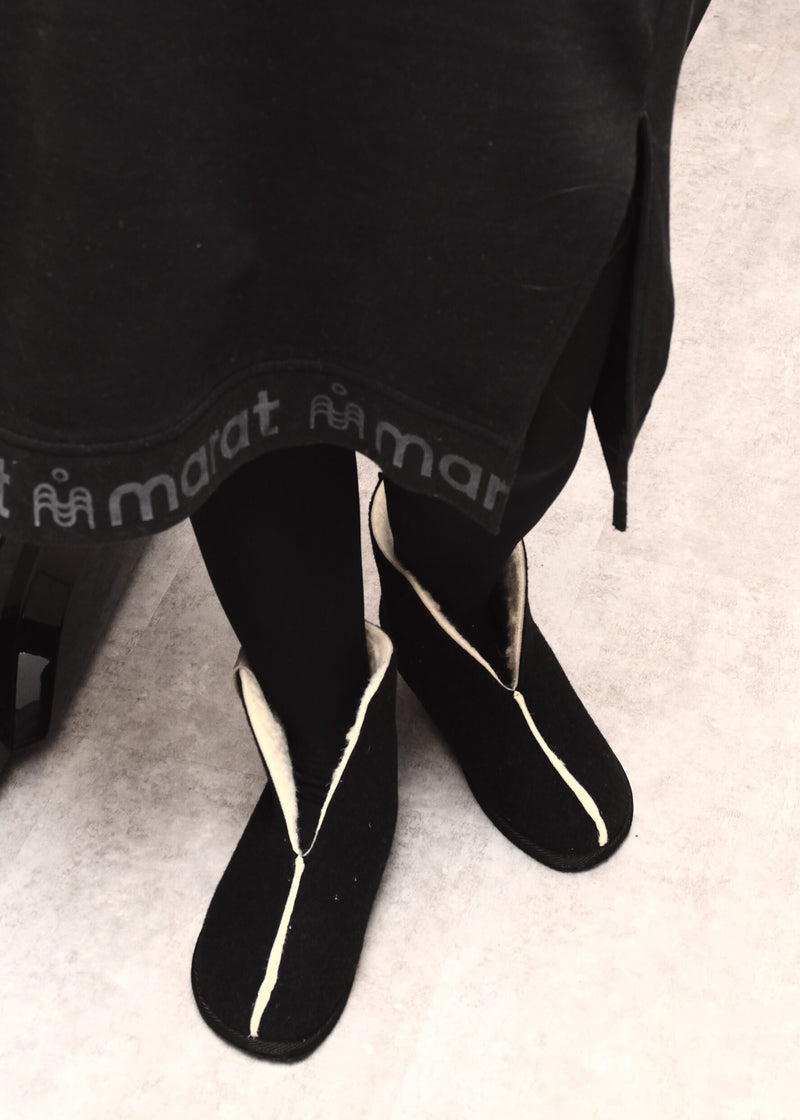 Vinski-villatohvelit - musta tekstiili, lampaanvillavuori