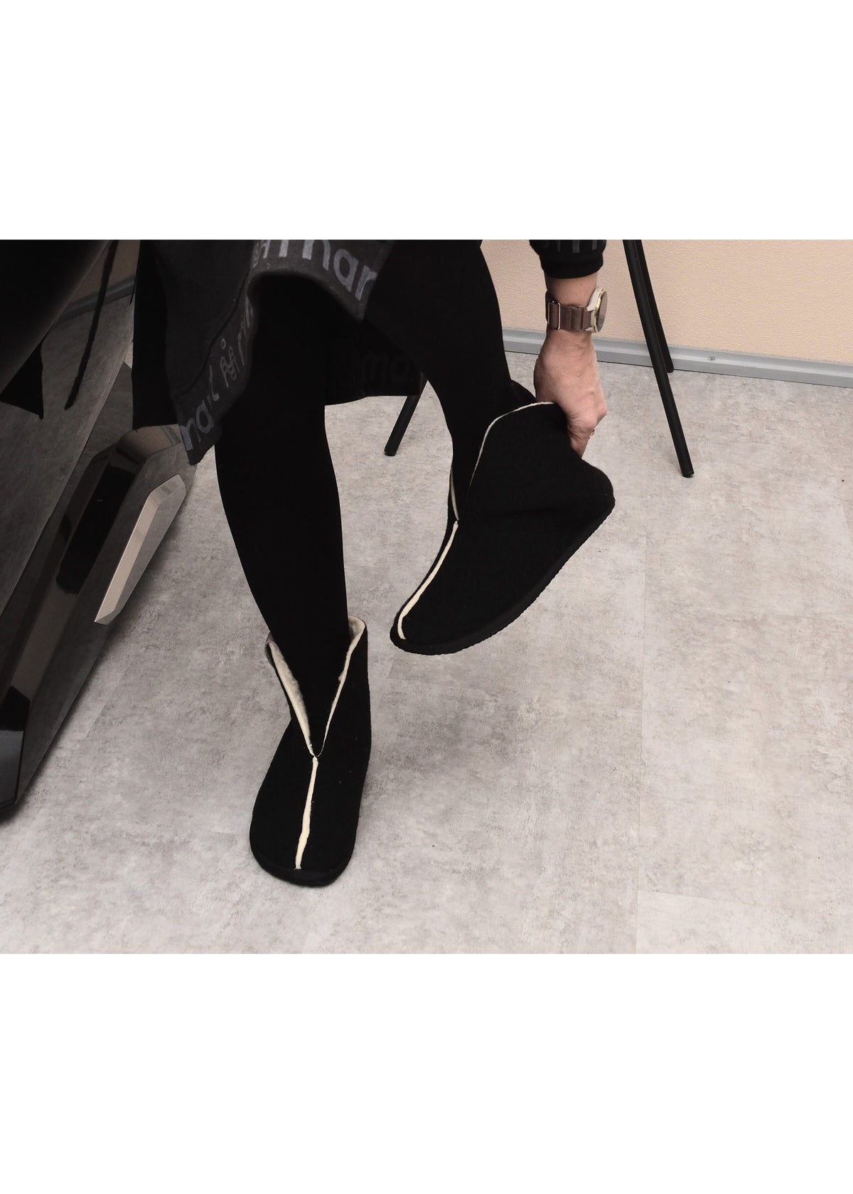 Vinski-villatohvelit - musta tekstiili, lampaanvillavuori