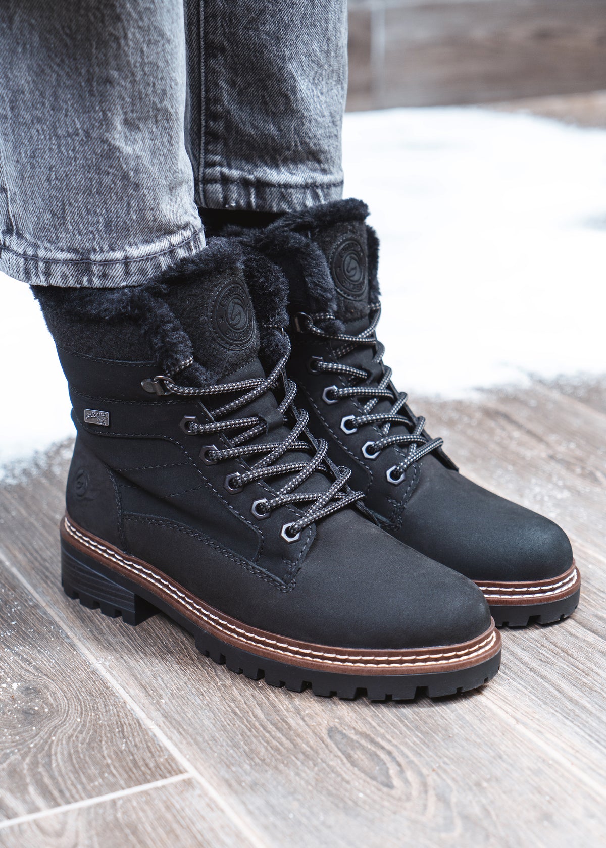 Varrelliset talvikengät kitkapohjalla - musta, Remonte-TEX