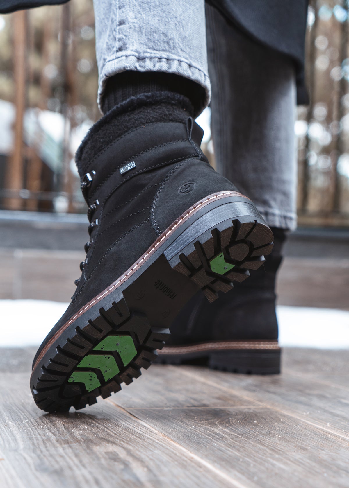 Varrelliset talvikengät kitkapohjalla - musta, Remonte-TEX