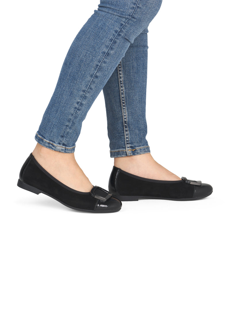 Ballerinat - ljus platinafärgat läder, svart tå och dekoration