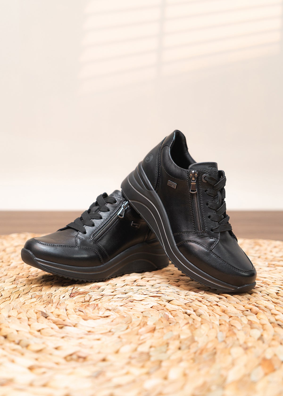 Tennarit kiilakorolla - musta nahka ja musta pohja, Remonte-TEX