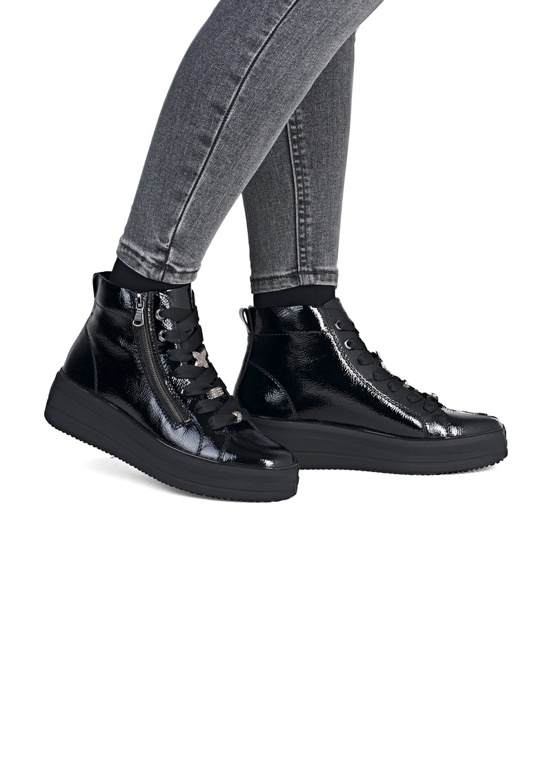 Sneakers med skaft och tjock sula – svart lackläder, svart sula
