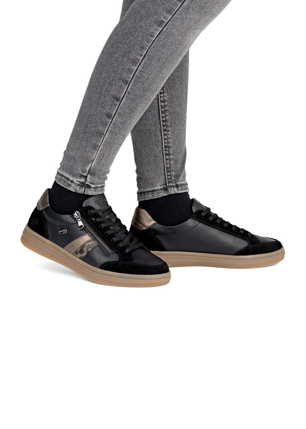 Sneakers - svart läder, brun sula och detaljer