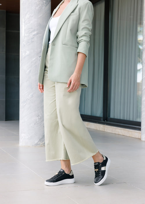 Tennarit perhoskoristeella - musta nahka, kultaiset yksityiskohdat, valkoinen pohja