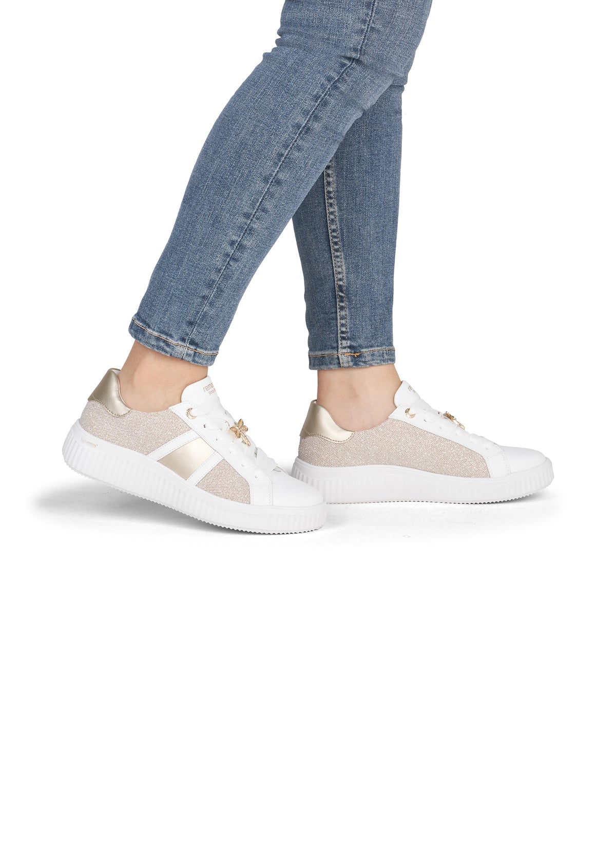 Tennarit perhoskoristeella - valkoinen nahka, kultaiset yksityiskohdat, valkoinen pohja