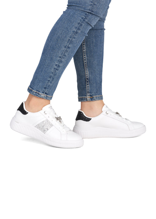 Tennarit perhoskoristeella - valkoinen nahka, hopeiset ja mustat yksityiskohdat