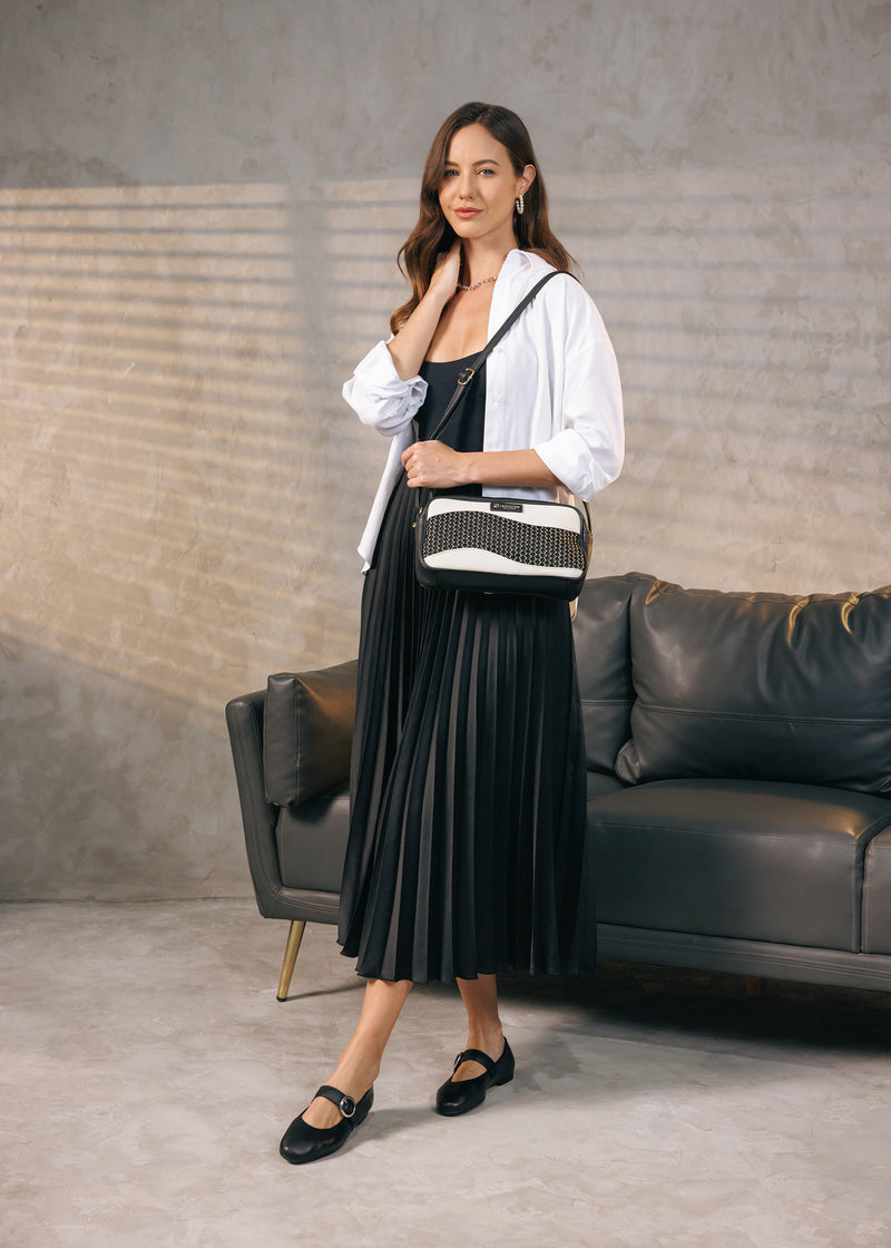 Naisten olkalaukku - valko-musta, säädettävä olkahihna