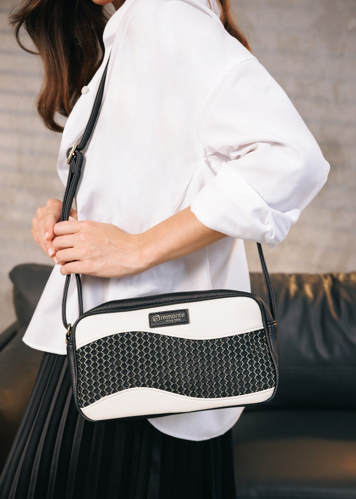 Naisten olkalaukku - valko-musta, säädettävä olkahihna