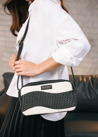 Naisten olkalaukku - valko-musta, säädettävä olkahihna
