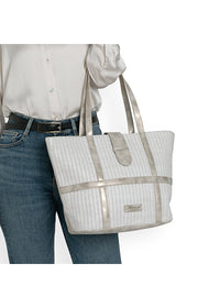 Naisten käsilaukku - valkoinen punos, hohtavan platinansävyiset yksityiskohdat