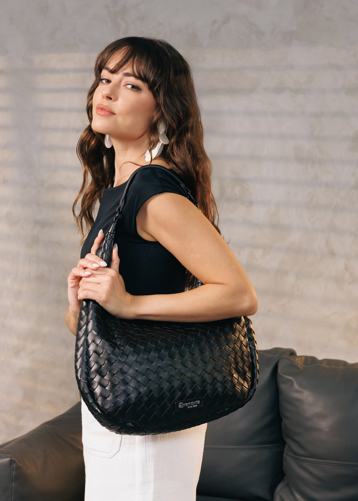 Naisten käsilaukku - musta punos