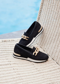 Loafers med kilsula - svart, guldspännedekoration