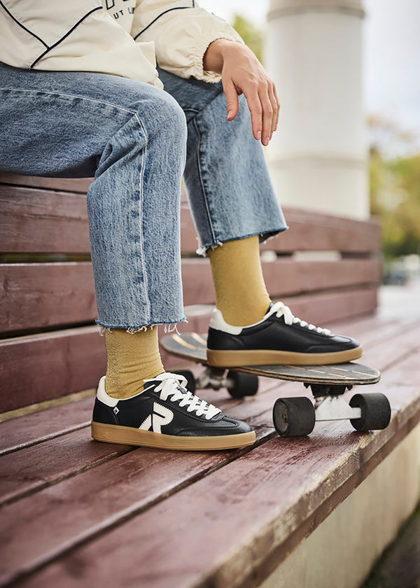 Sneakers - svart läder, brun sula