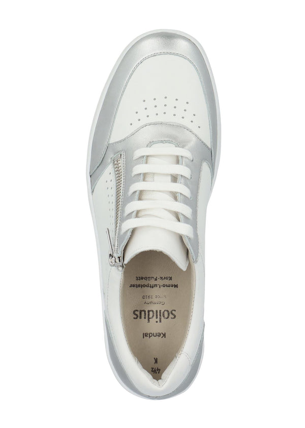 Sneakers - Kendal, vitt läder, silverfärgade detaljer, bred läst