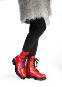 Maiharit - Sanni, punainen nahka, leveä lesti