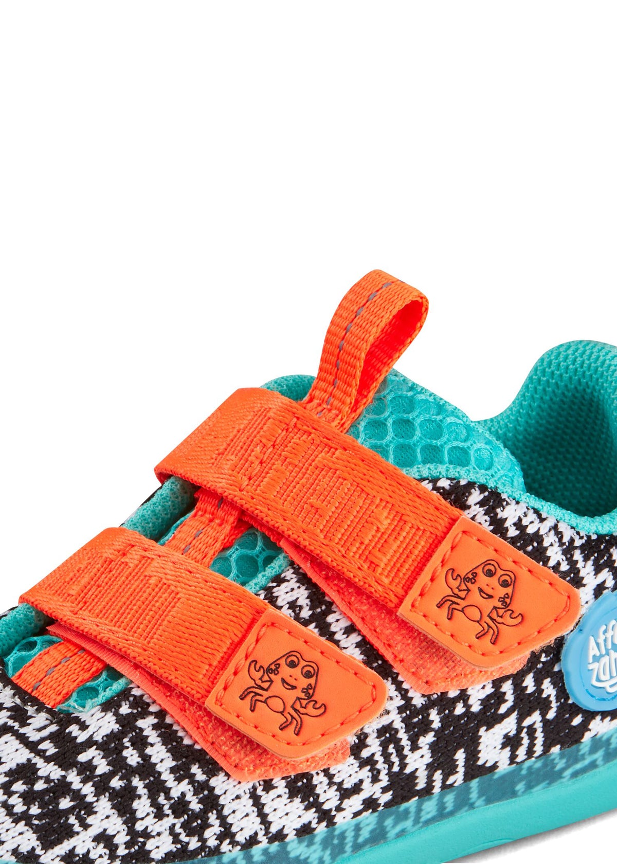 Lasten Crab-paljasjalkatennarit - Sneaker Knit Happy, musta-valkoinen neulos, vihreä pohja, oranssit tarrat